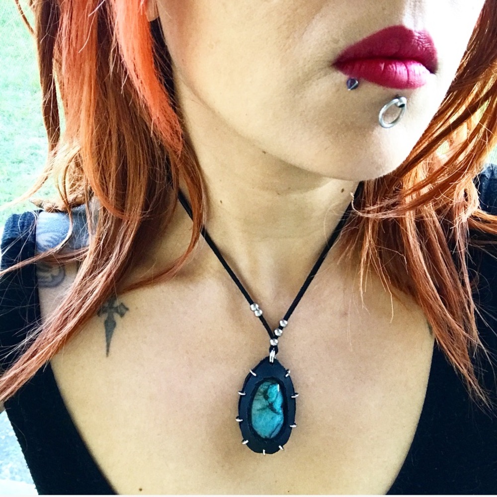 Handmade Genuine chrysocolla leather necklace - Picture 2 of 8